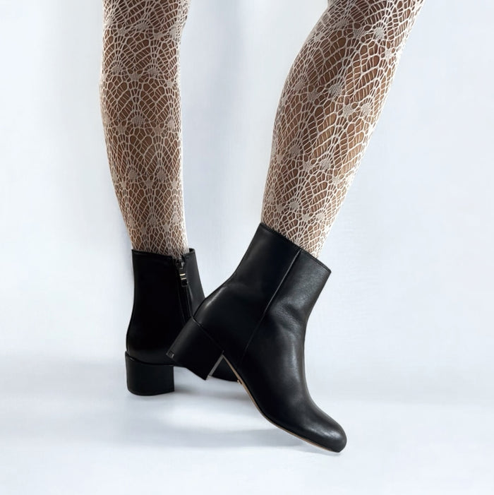 AMATA - classic black ankle boots