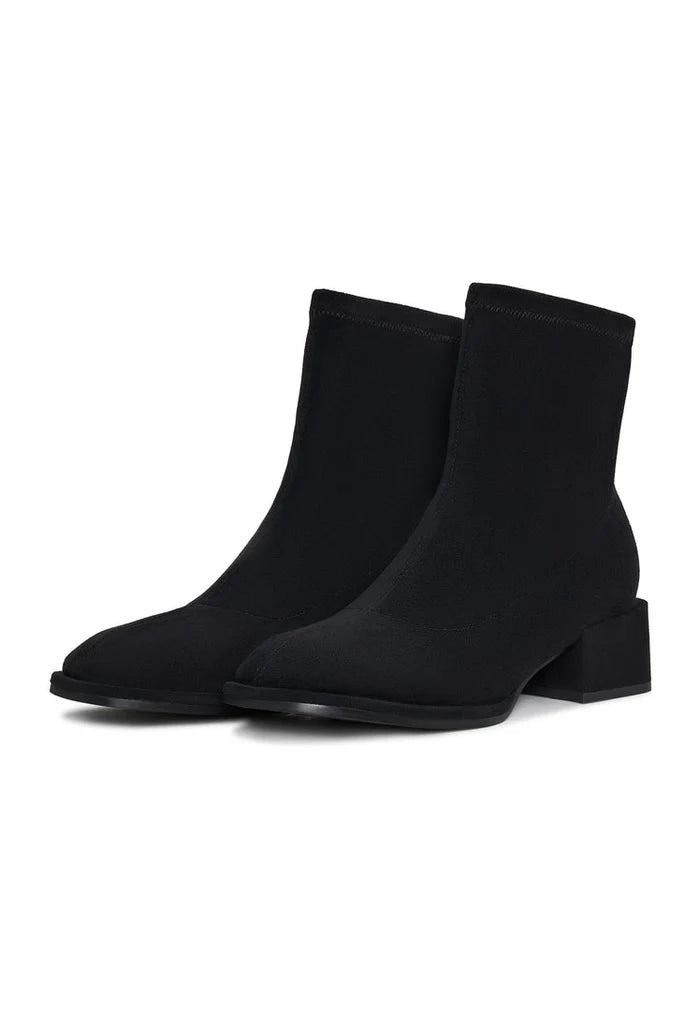 Aquila women's black ankle boots, stylish and high-quality leather footwear option.