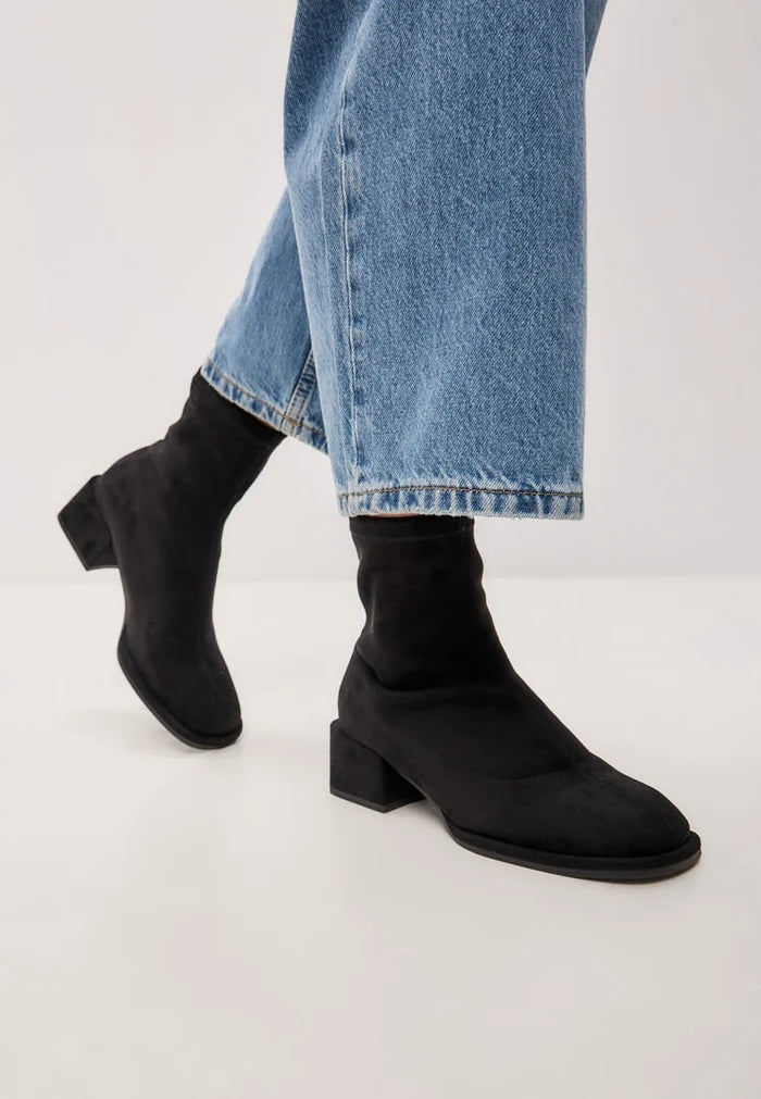 Stylish black Aquila ankle boots for women, made from high-quality leather