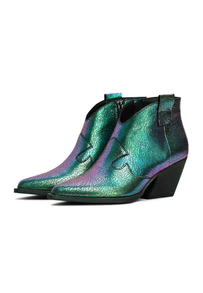 A trendy pair of women's green Ivanna block heeled cowboy boots, the perfect fashion statement in western footwear.