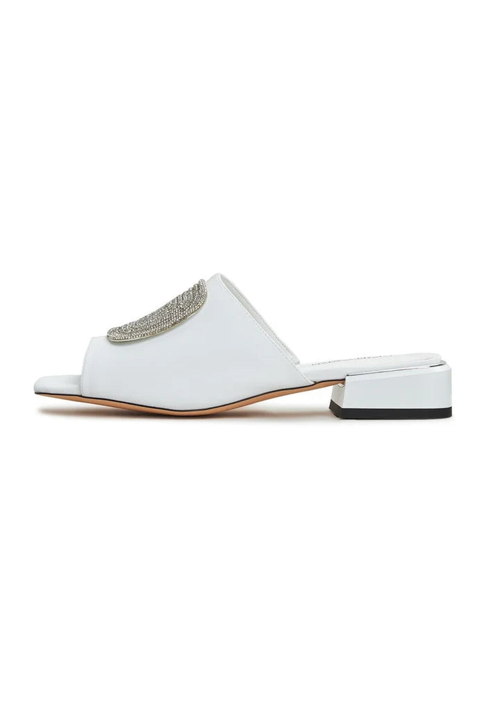 A stylish pair of women's white block heeled slippers, Slippers Beatriz, perfect for adding a touch of elegance to any outfit.