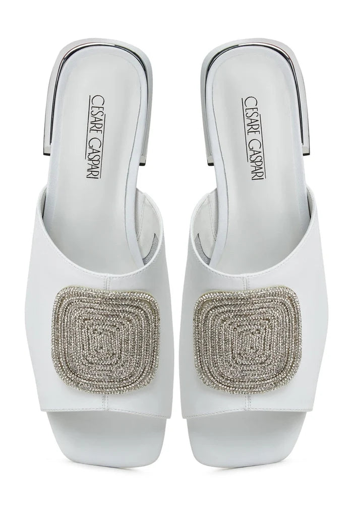A fashionable pair of white women's slippers Beatriz, with a chic block heel design ideal for both style and comfort.
