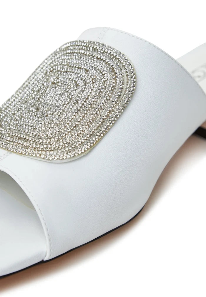 A stylish pair of women's white slippers Beatriz with a block heel, perfect for any occasion.
