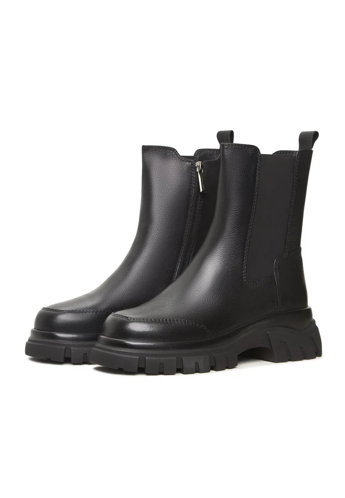 A stylish and bold pair of black Göll ankle boots, the perfect fashion statement for any outfit.