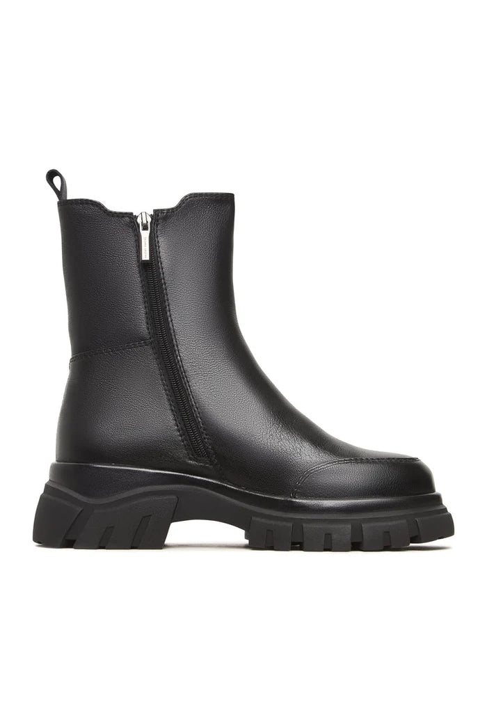 A stylish pair of black Göll ankle boots - the perfect fashion statement.
