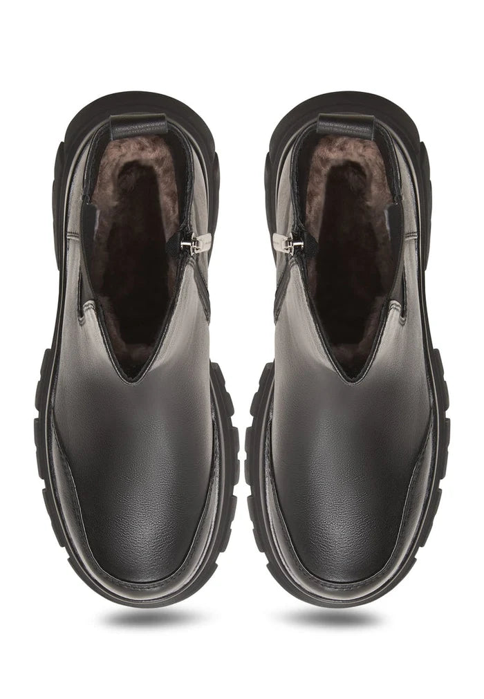 A stylish pair of black Göll ankle boots, perfect for any fashion-forward look.