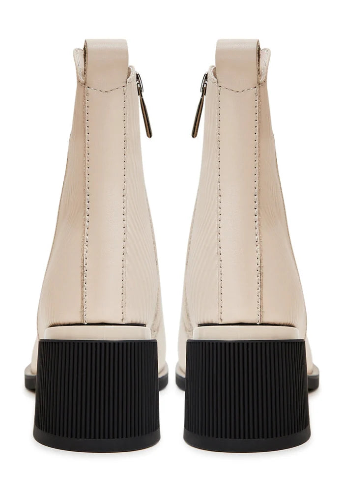 A stylish pair of women's beige ankle boots, perfect for everyday wear. Comfortable and fashionable, these casual ankle boots are a must-have in any wardrobe.