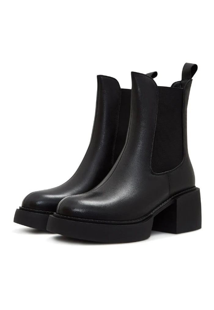 A stylish pair of women's Isa casual ankle boots in black.