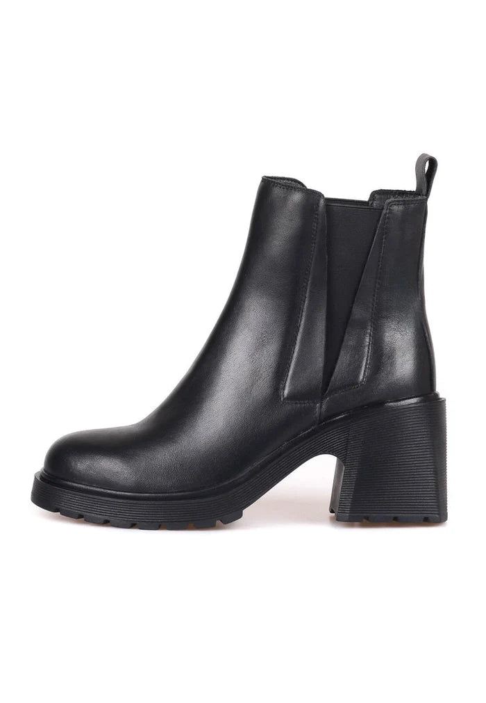 A stylish pair of women's ankle boots featuring a casual yet classic design, perfect for staying on-trend.