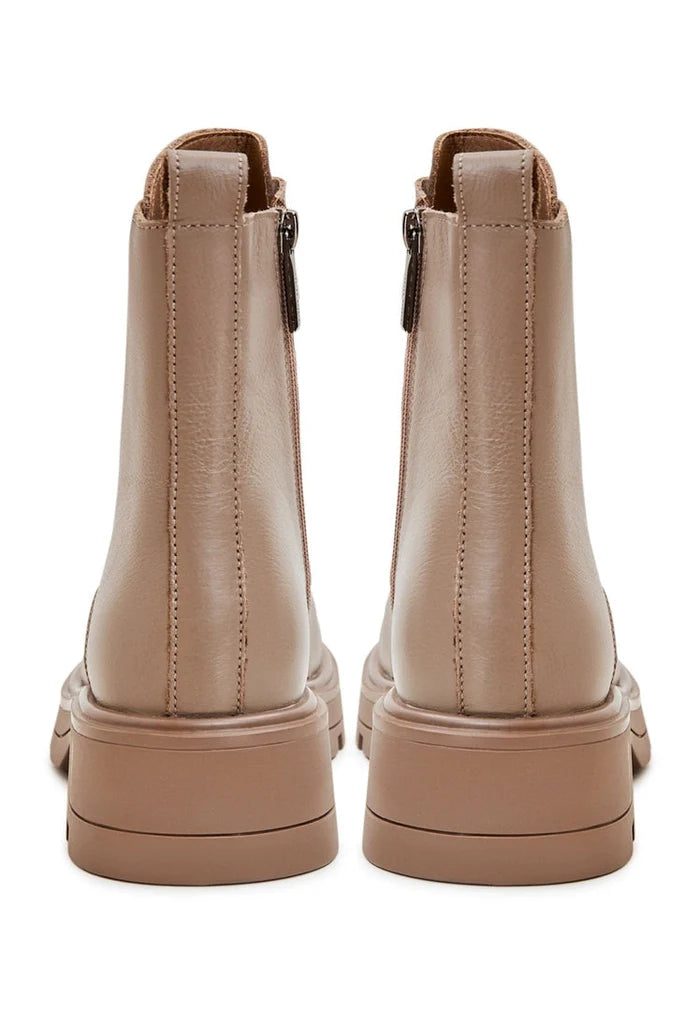 A stylish pair of women's brown lace-up ankle boots, perfect for any casual outfit. These fashionable boots are a must-have for any fashion footwear enthusiast.