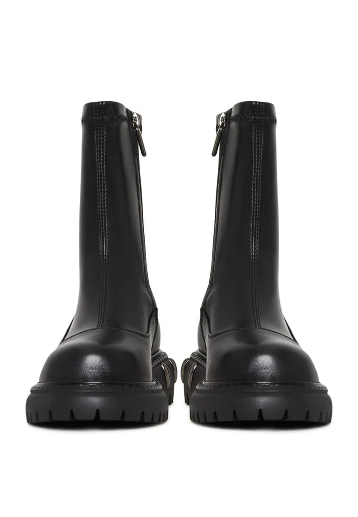 A pair of stylish and comfortable leather ankle boots with a casual platform design, perfect for a fashionable look.