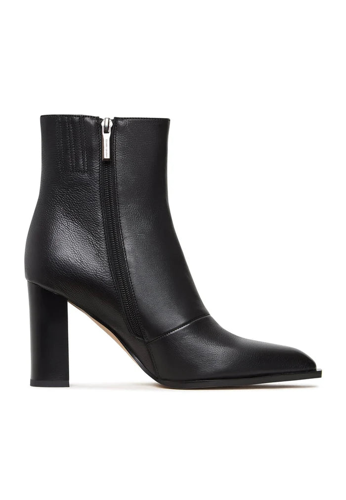 A stylish pair of chic block heel boots in black, perfect for any fashionable woman's wardrobe.