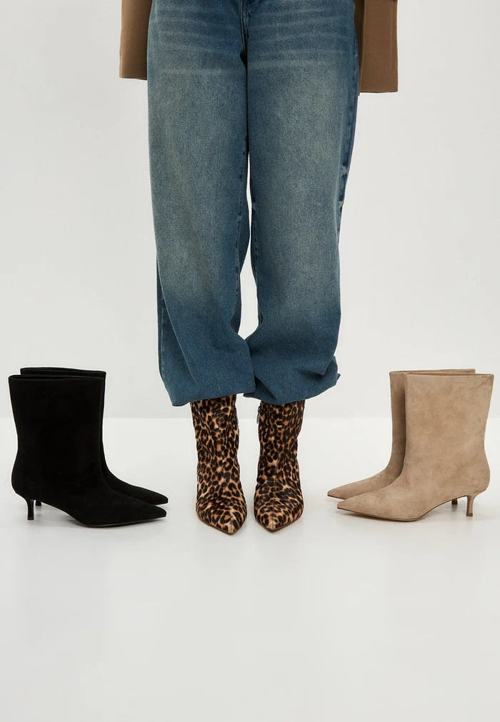 A pair of stylish women's ankle boots featuring classic design in Regina beige color, a must-have for any fashion-forward wardrobe.