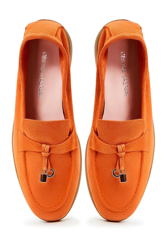 A fashionable pair of men's classic loafers with a flat orange sole - perfect for adding a pop of color to your wardrobe.