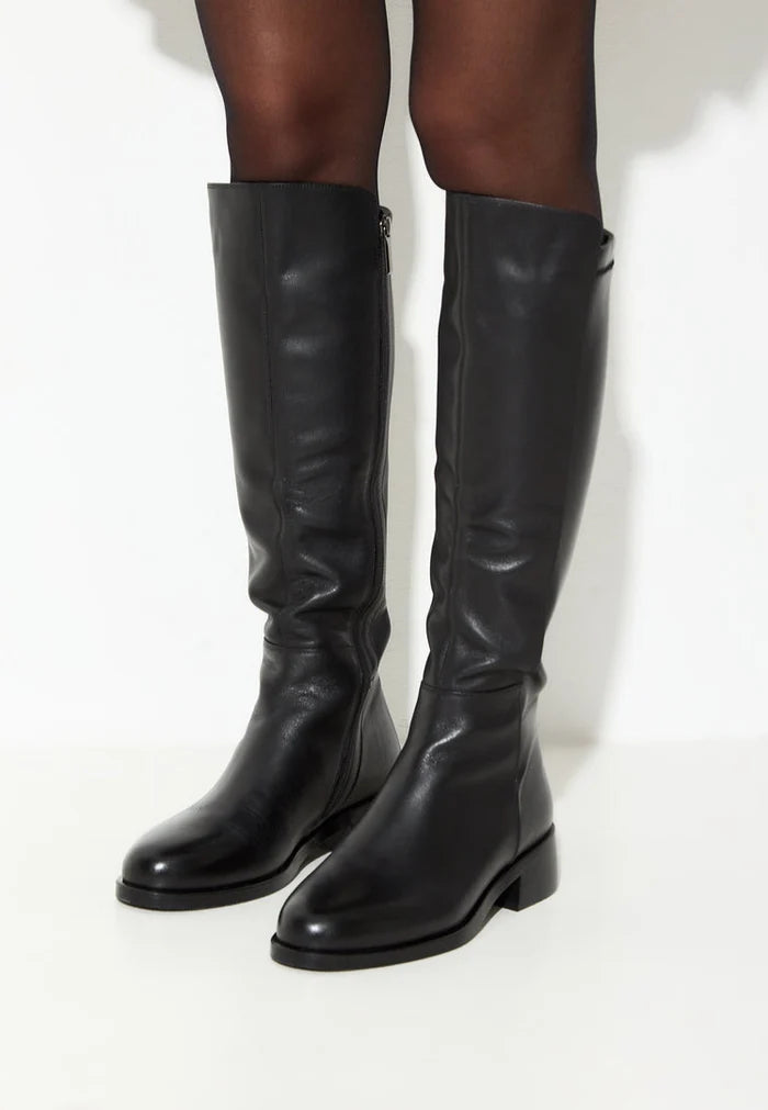 A stylish pair of black leather knee-high boots for women, embodying classic fashion and sophistication.