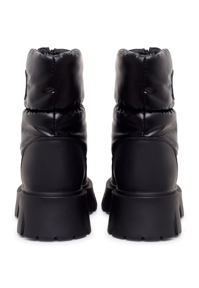 Stay warm and stylish this winter with these trendy black winter boots, the perfect cozy chic addition to your winter fashion footwear collection.