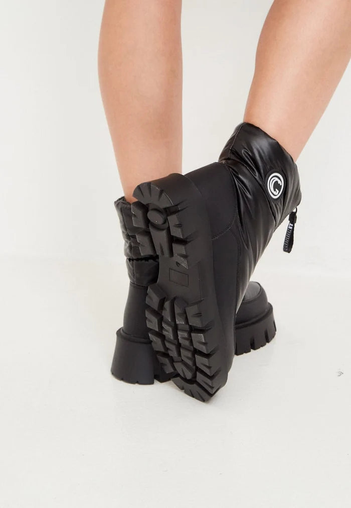 Stay warm and stylish this winter with these trendy black winter boots - the perfect blend of cozy chic and stylish winter fashion footwear.