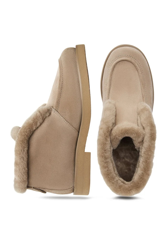 Stay warm and stylish with these Gerda beige suede fur-lined boots, the perfect choice for cozy winter days.