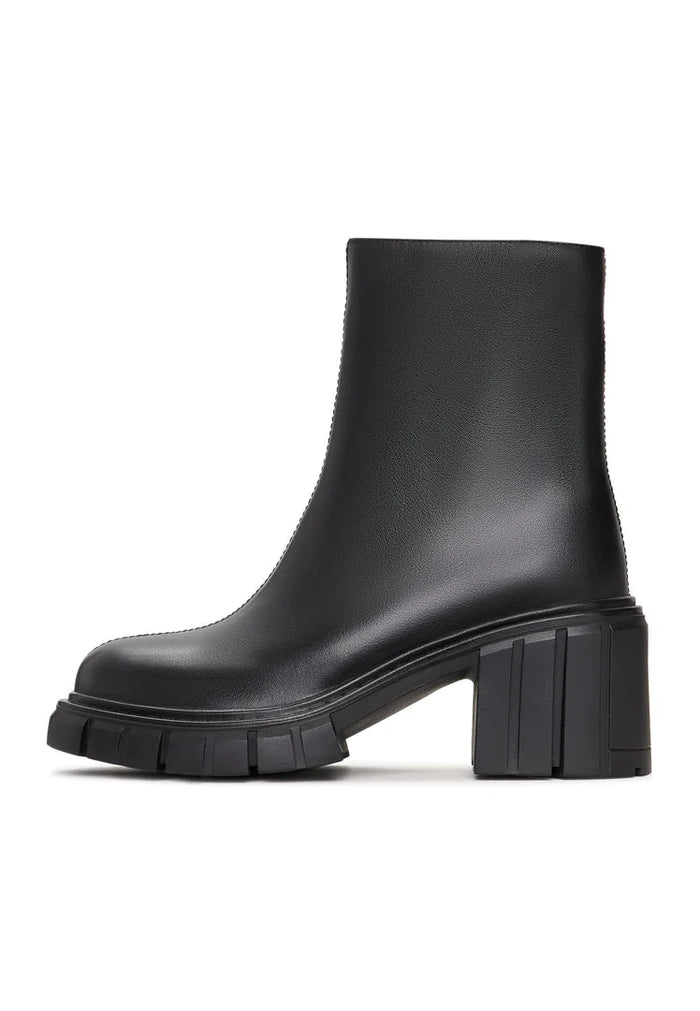 A stylish pair of chunky heel boots - the dynamic black Gio boots, trendsetting ankle boots perfect for fashionable footwear.