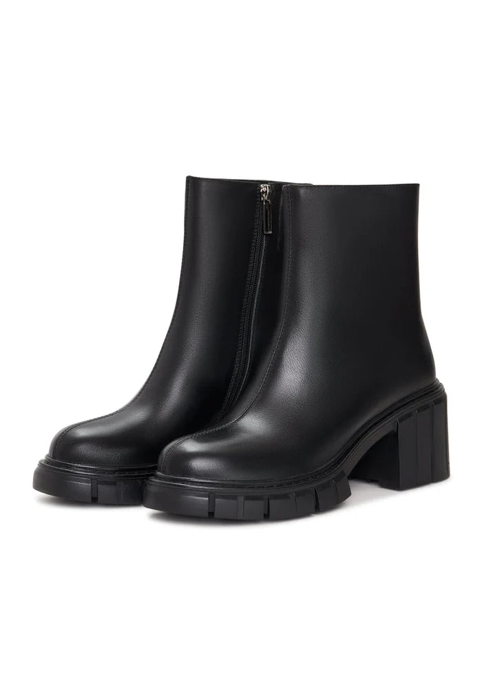 A stylish pair of chunky heel Gio boots, a dynamic black pair of trendy ankle boots, perfect for a fashionable footwear look.