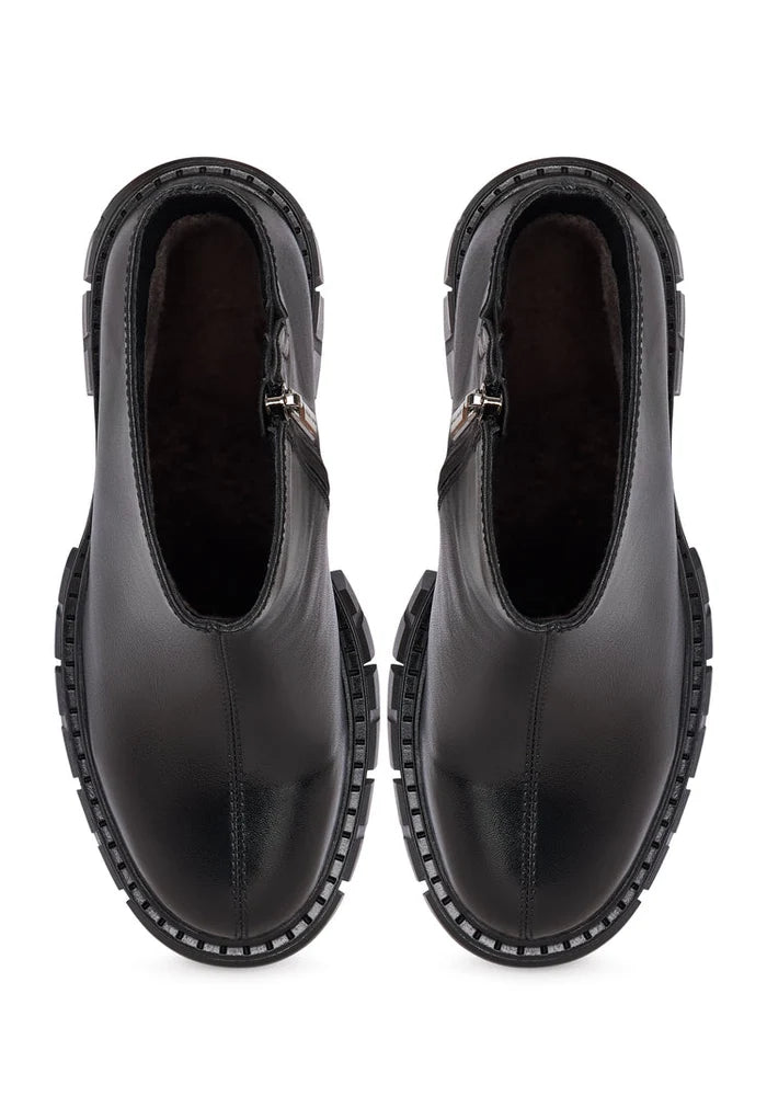 A stylish pair of chunky heel Gio boots in black, perfect for stepping out in trendy ankle boots with a dynamic and fashionable twist.