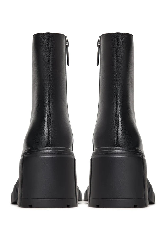 A stylish pair of Gio chunky heel boots in black, the perfect trendy ankle boots for fashion-forward individuals.