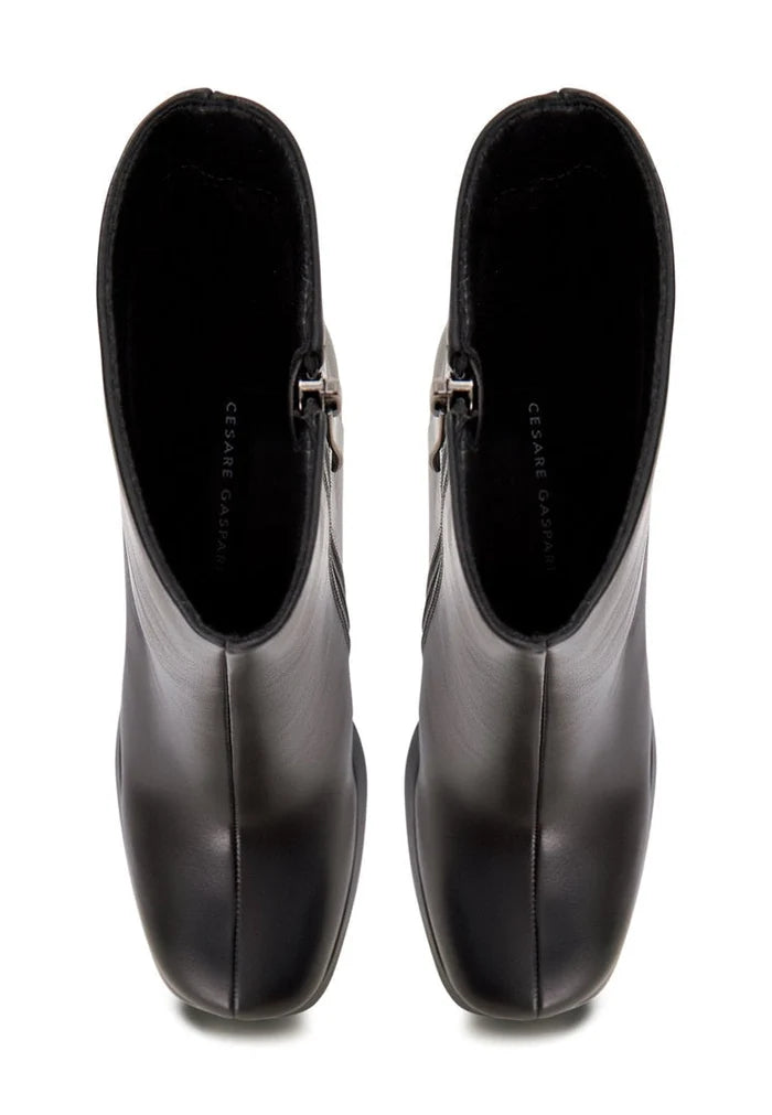 A stylish pair of elegant ankle boots in classic black, perfect for fashionable women seeking comfort and style.