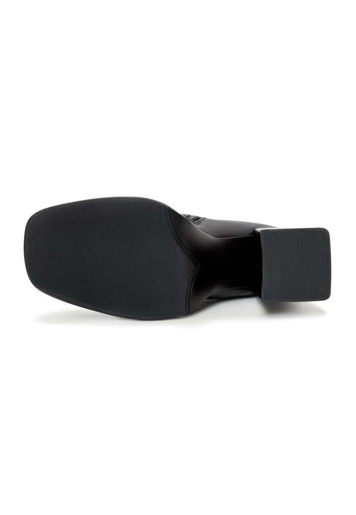 A pair of elegant ankle boots in black, comfortable and stylish with a classic design - perfect fashionable women's boots.