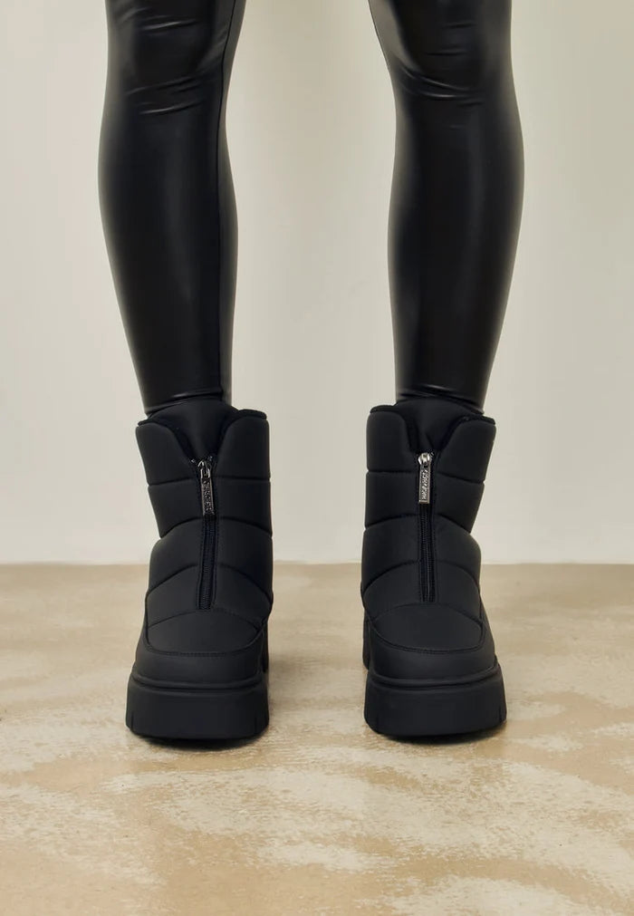 Stay stylish and elegant this winter with these fashionable black snow boots, perfect for snowy days.