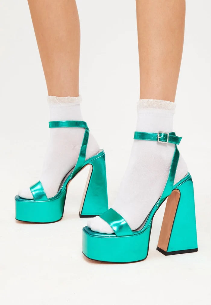 Step out in style with these luxurious elevated elegance green sandals, the perfect designer footwear for a fashionable and chic look.