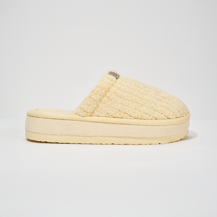 Right profile of Essential XXL slipper showcasing Limoncello ribbed terry texture and platform sole on white background