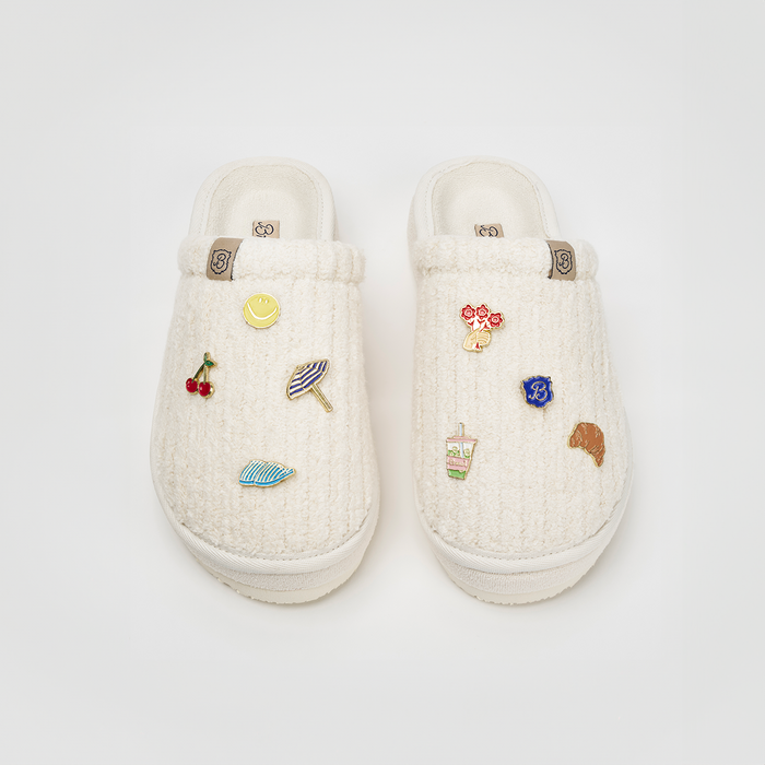 Top down view of Essential XXL Panna ribbed terry slippers with magnetic charms on white background