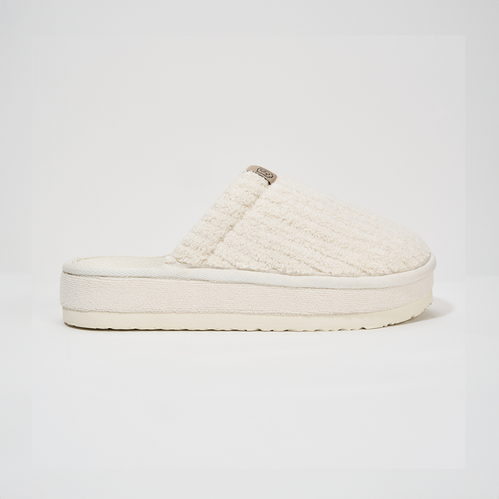 Side profile of Essential XXL slipper in Panna ribbed terry showcasing ribbed terry upper and thick platform sole on white background