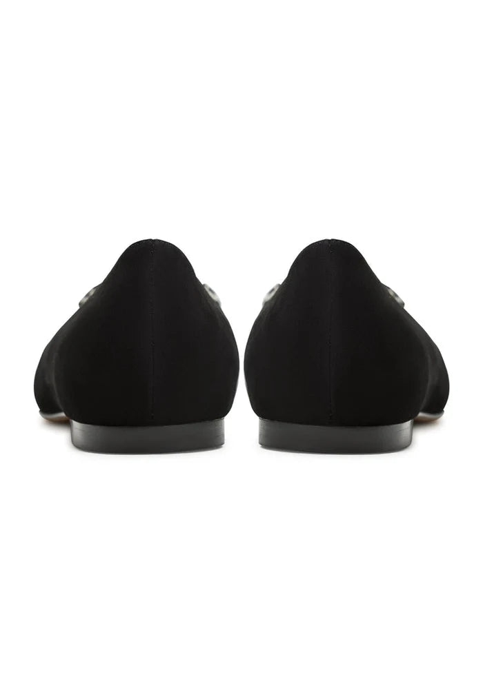 A pair of stylish black Camila ballerinas with a flat sole, perfect for women's flats and ballet flats enthusiasts.