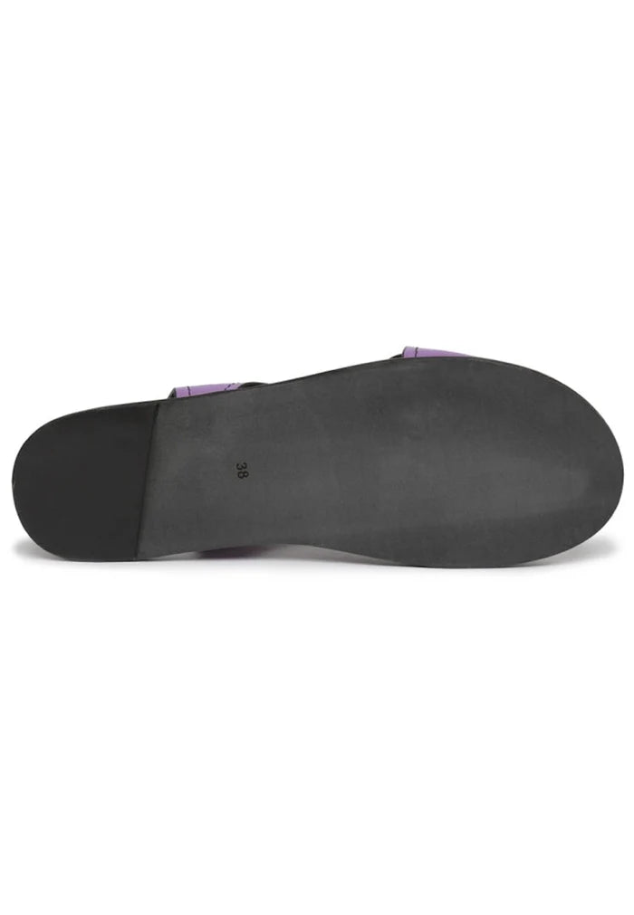 A pair of classic and comfortable women's flat sole sandals, perfect for summer outings.