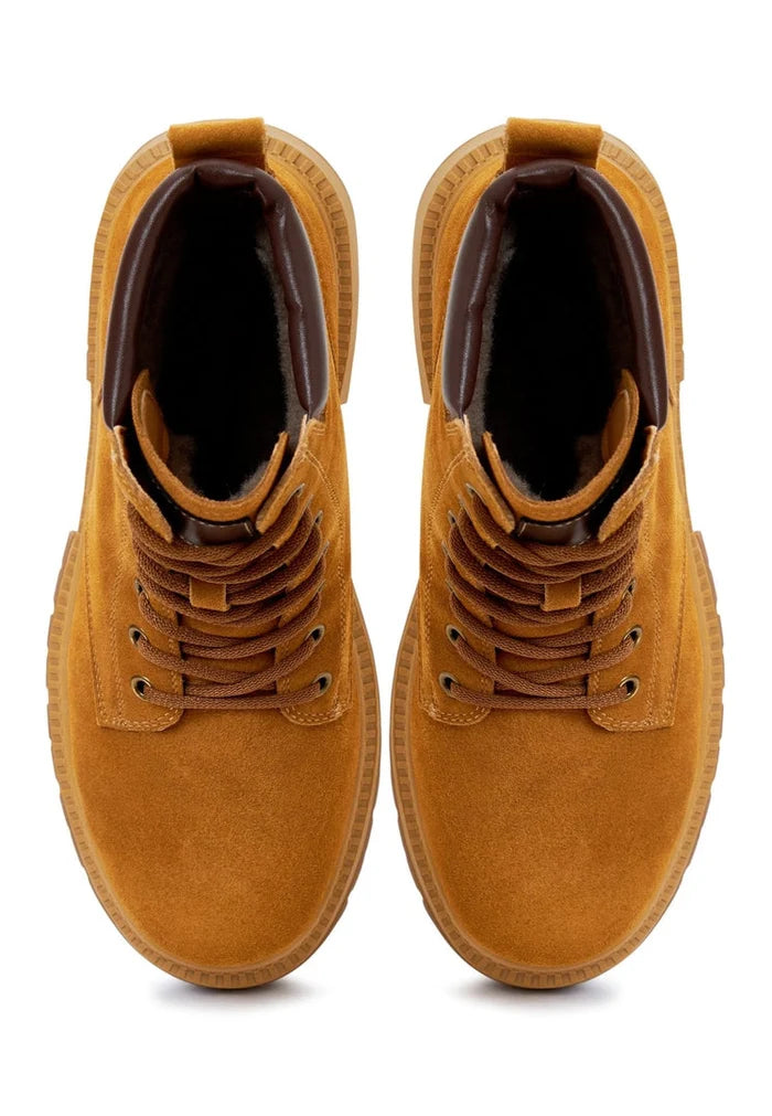 A pair of trendy women's lace-up ankle boots in smooth leather, perfect for adding style to any outfit.