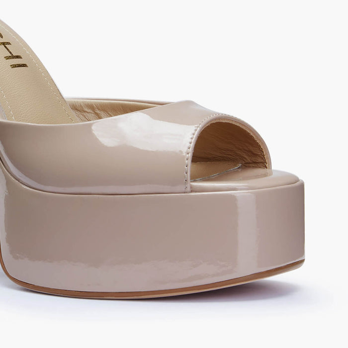 LAURANCE - beige patent platform