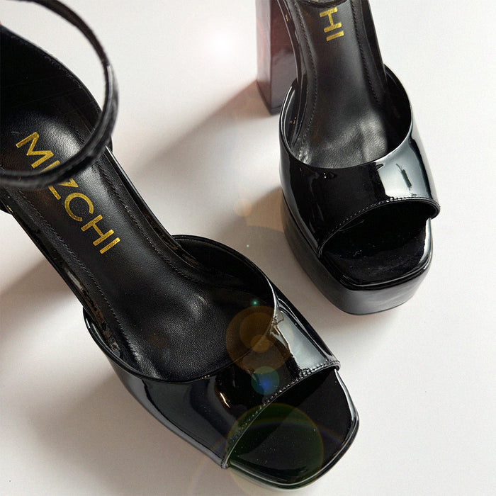 LAURANCE - black patent platform
