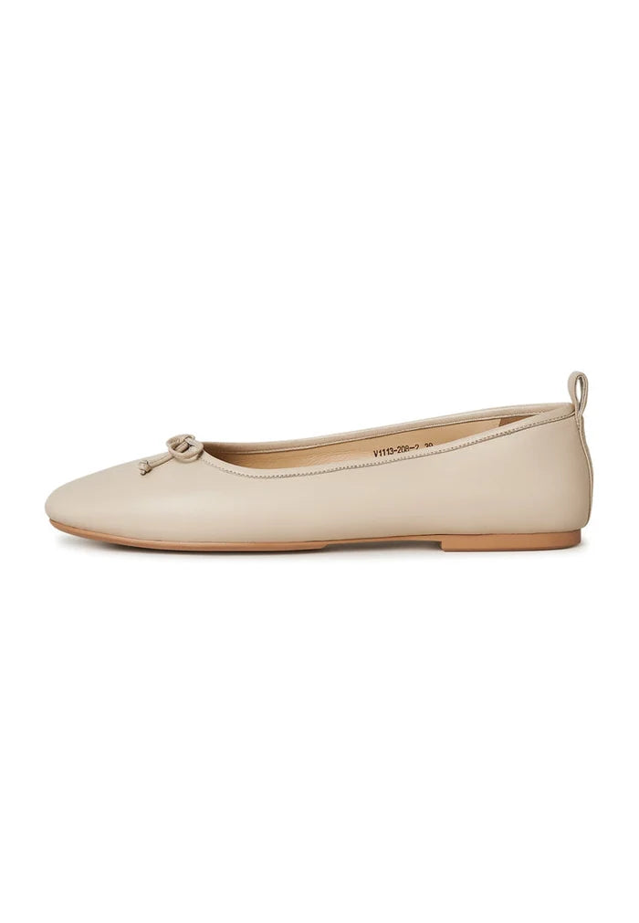 A pair of elegant ivory leather ballerinas for women, perfect as slip-on dress shoes or ballet flats.