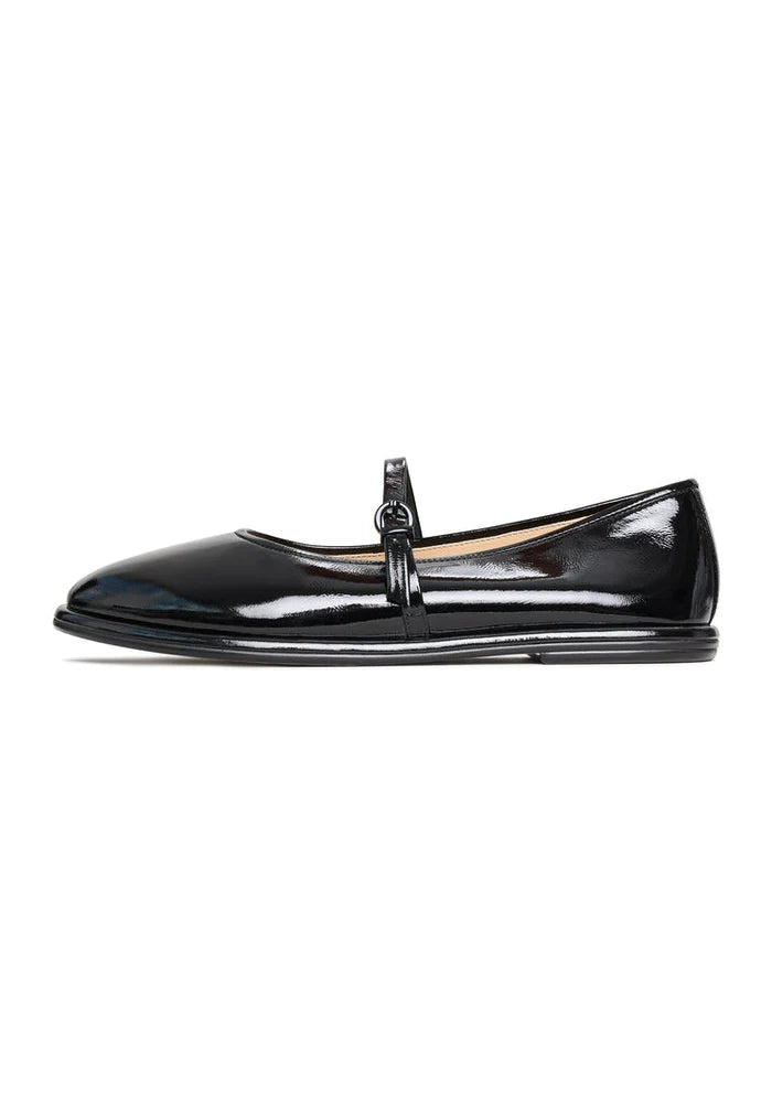 A chic pair of black patent leather ballerinas, the Alba ballerinas, stylish women's ballet flats that are perfect for any occasion.