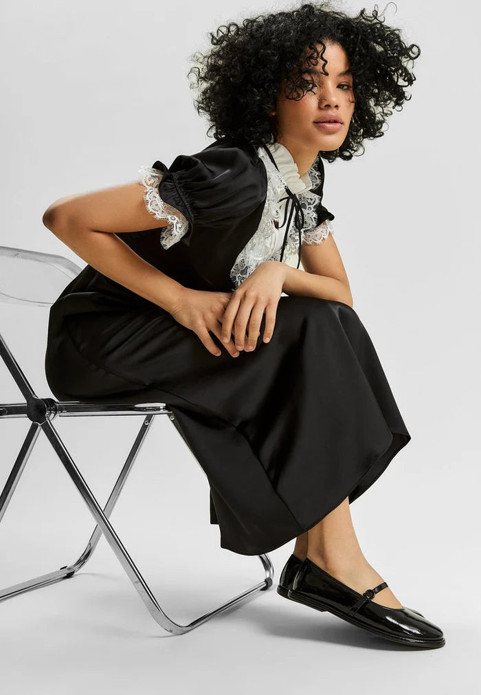A chic pair of women's ballet flats in black patent leather, featuring Alba ballerinas styled as elegant and comfortable leather ballerinas.