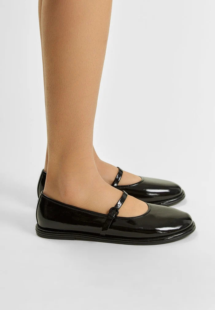 A close-up image of a stylish pair of black patent leather ballerinas, the Alba ballerinas, perfect for women looking for classic and elegant leather flats.