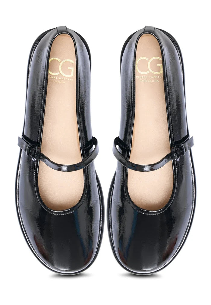 A stylish pair of women's black patent leather ballerinas, Alba ballet flats, perfect for any occasion.