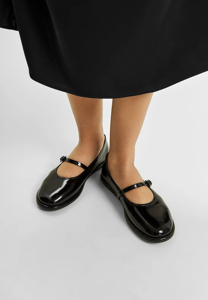 A stylish pair of black patent leather ballerinas, the Alba ballerinas, perfect women's ballet flats that are both elegant and comfortable for any occasion.