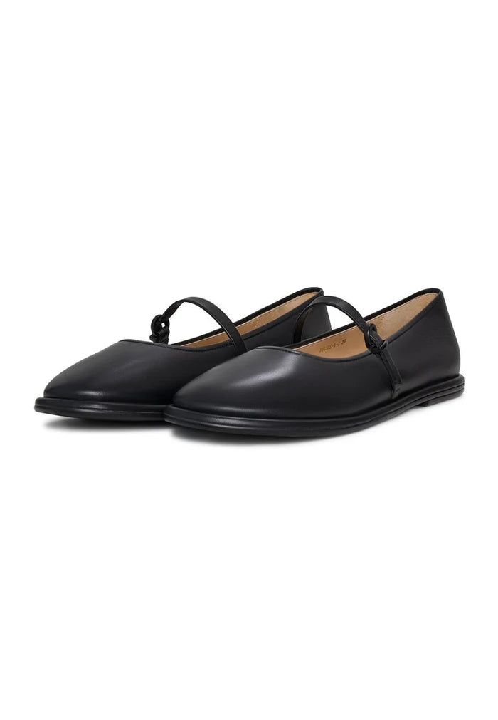A stylish pair of women's ballet flats in black leather, featuring the Alba ballerinas design.