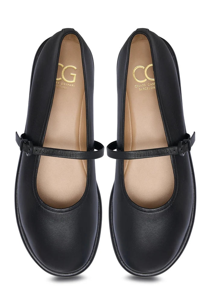 A classic pair of women's ballet flats in black leather, featuring Alba ballerinas design.