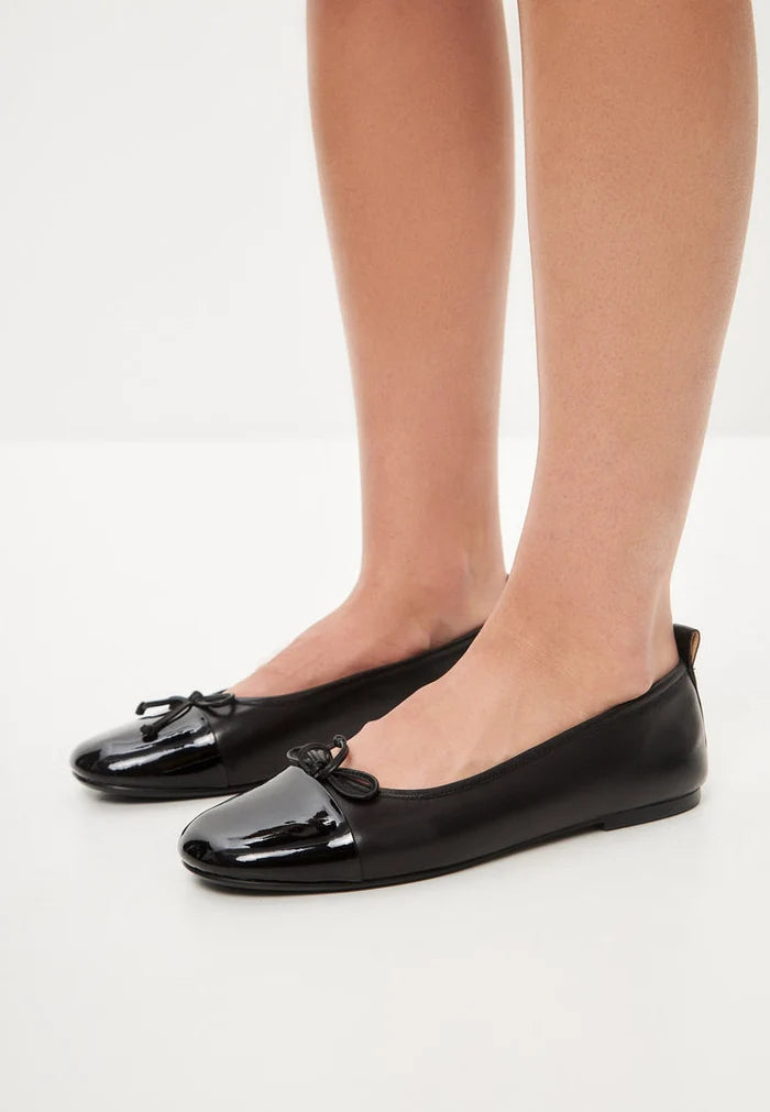 Stylish women's black patent leather ballerinas, the Mila ballerinas, perfect for a chic and comfortable look.