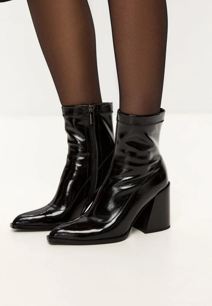 A fashionable pair of women's leather Layla boots with chunky block heels in classic patent black design.