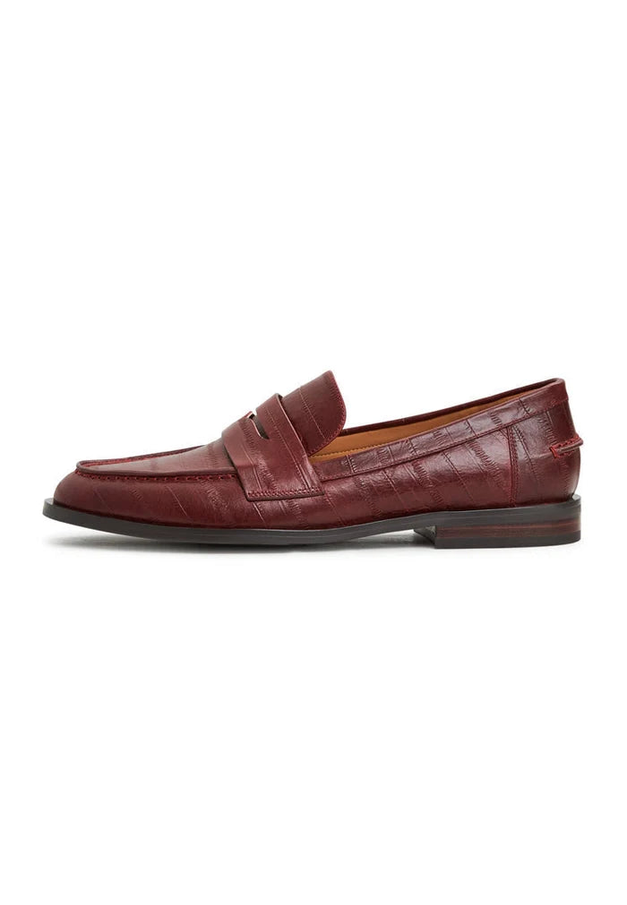 A stylish image featuring a collection of women's loafers and block heeled shoes in trendy Bordeaux colors, perfect for the fashion-forward lady looking for fashionable heels.