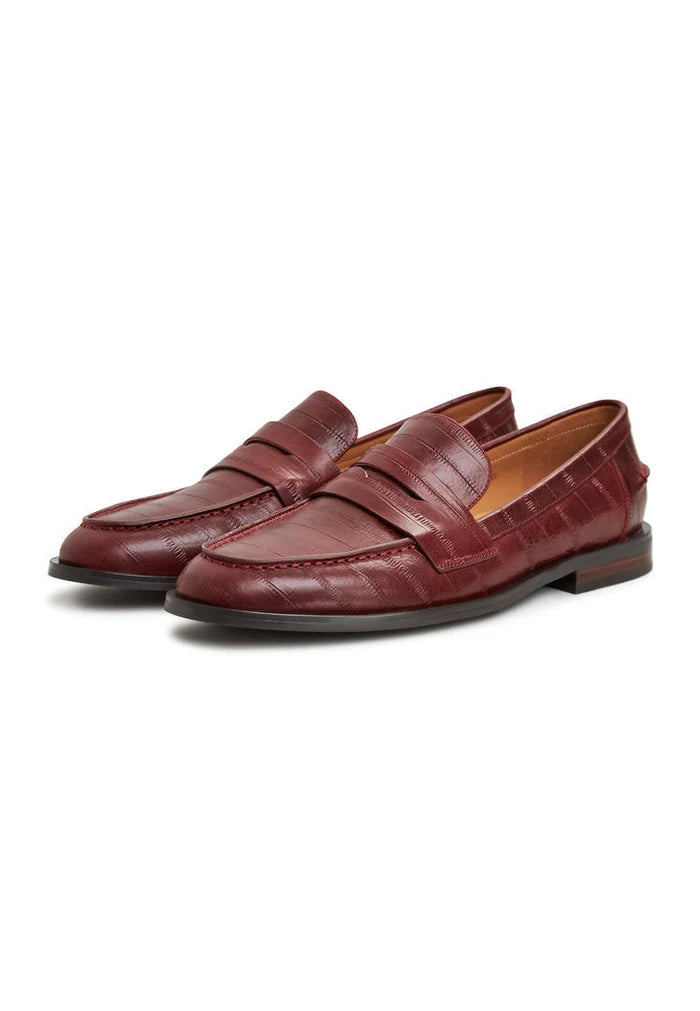 A chic selection of block-heeled leather loafers and Bordeaux-colored women's loafers, perfect for adding a fashionable touch to any outfit.